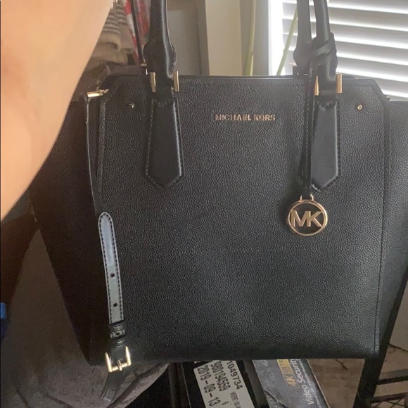 Large Michael Kors purse - Picture 3 of 4